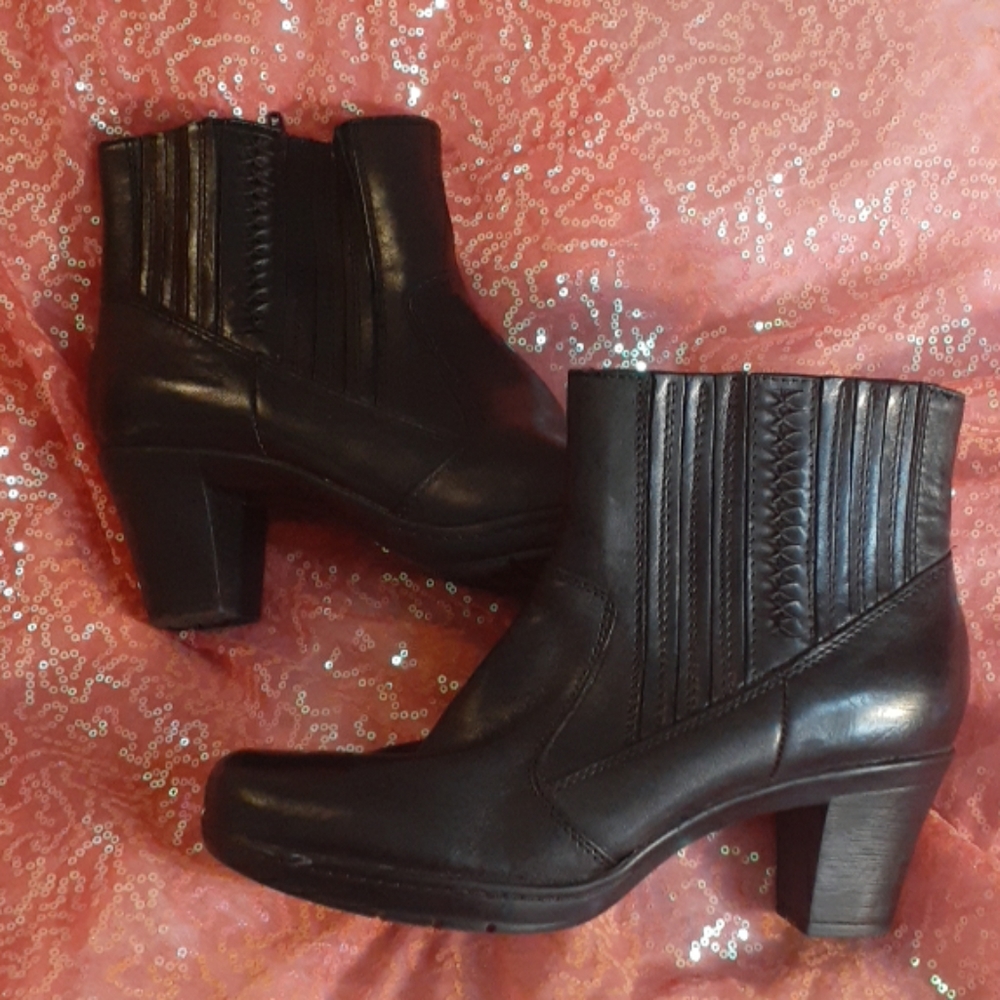 Clark's Black Zip Up Bootie Size 7.5